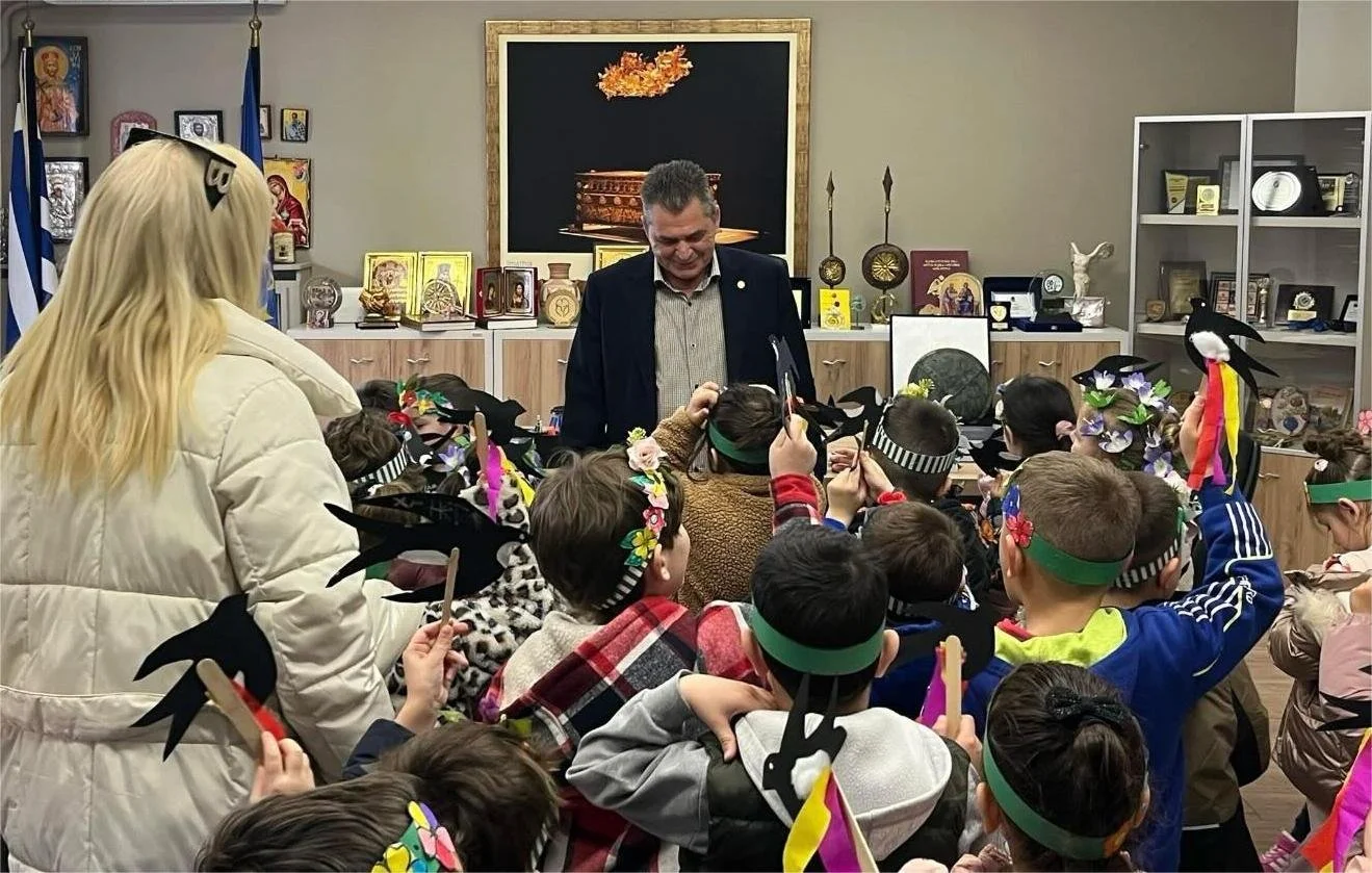 Κάλαντα της άνοιξης στον αντιπεριφερειάρχη