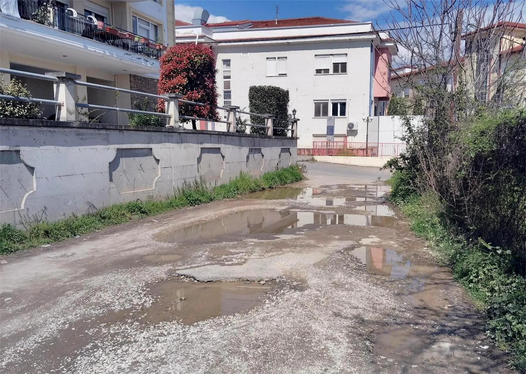 Νάουσα. Ανάγκη παρέμβασης σε δρομίσκο δίπλα στο νοσοκομείο