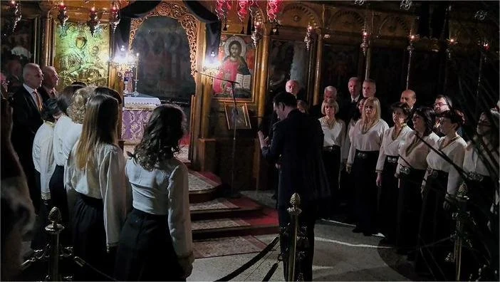 Νάουσα. Κατανυκτική ατμόσφαιρα με το τροπάριο της Κασσιανής στην Παναγία