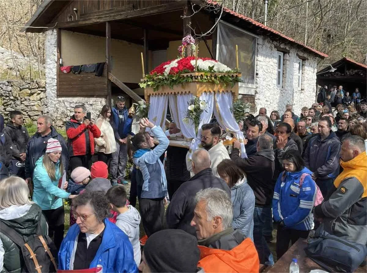 Περιφορά Επιταφίου στο εξωκλήσι της Υπαπαντής
