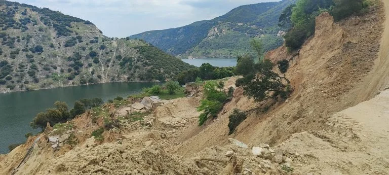 Κοζάνη. Μεγάλη κατολίσθηση στον δρόμο Βελβεντού-φράγματος Πολυφύτου