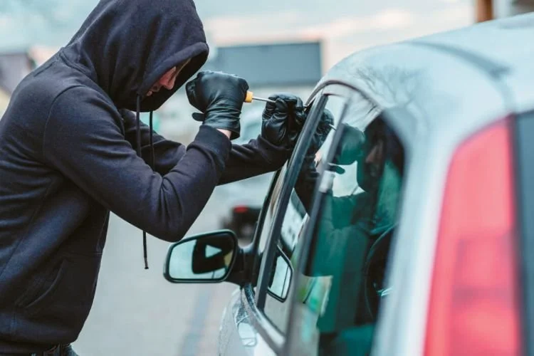 Έκλεβαν κινητήρες αυτοκινήτων