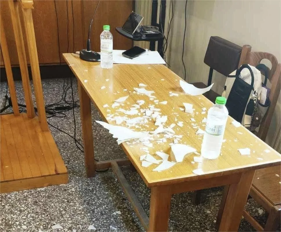 Νάουσα. Φωτιστικό στο πρωτοδικείο έπεσε πάνω σε δικηγόρο!