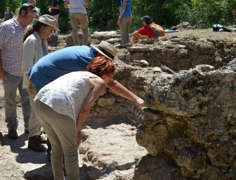 Πρόσληψη 12 εργατών για τις ανασκαφές στο αρχαίο γυμνάσιο Μίεζας
