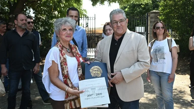 Στις Αιγές ο Δημήτρης Κουτσούμπας. «Μένουμε κατάπληκτοι από το μεγαλείο»