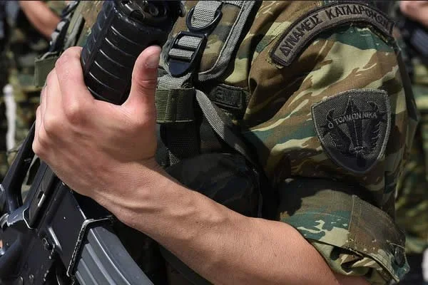 Το ΚΚΕ καταγγέλλει τιμωρία στρατιώτη στη Νάουσα επειδή διάβαζε ‘Ριζοσπάστη’