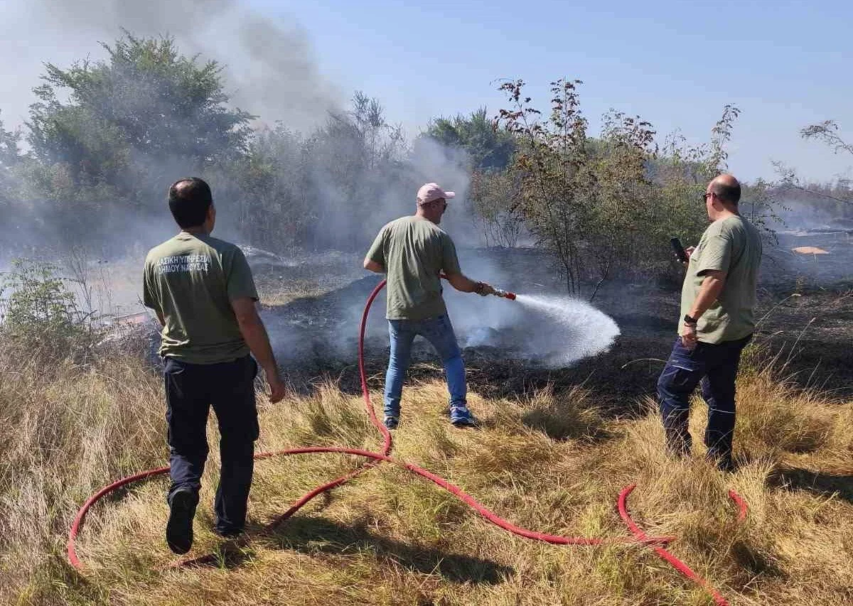 Πυροσβεστική, πρόεδροι και εθελοντές πρόλαβαν τα χειρότερα από τη νέα φωτιά στη ‘Ρουντίνα’