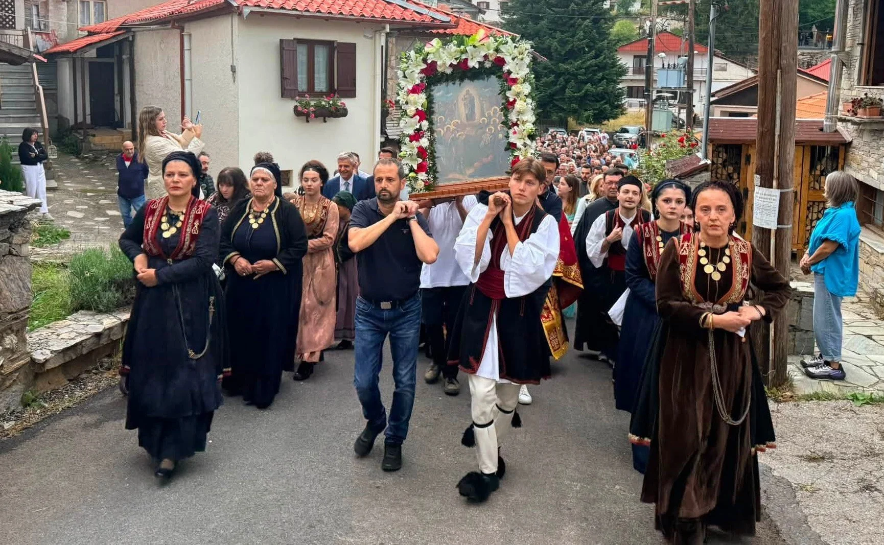 Με πολύ κόσμο η περιφορά της εικόνας της Παναγίας στο Σέλι