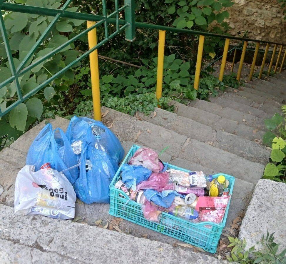 Μιας ώρας σκουπίδια στον Τριπόταμο
