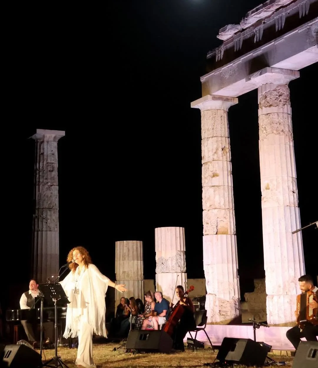 Αιγές. Νότες και μνήμες στο λαμπρότερο φεγγάρι του καλοκαιριού