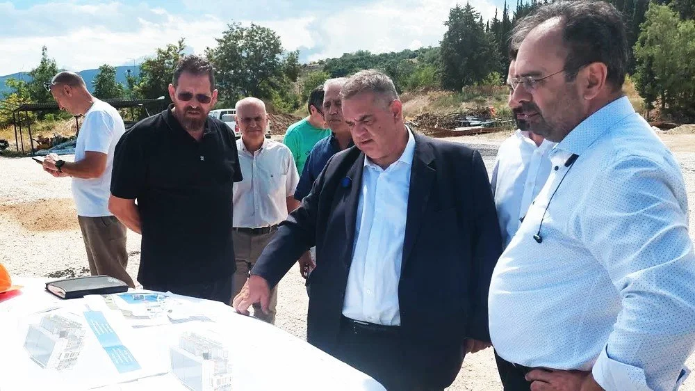 Βέροια. Ο Σπανάκης στον χώρο του νέου κλειστού και στο ανακαινισμένο ΚΕΠ 