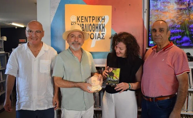 Στράτος Τζίτζης. Δώρισε στη Δημόσια Βιβλιοθήκη αρχείο όλων των έργων του