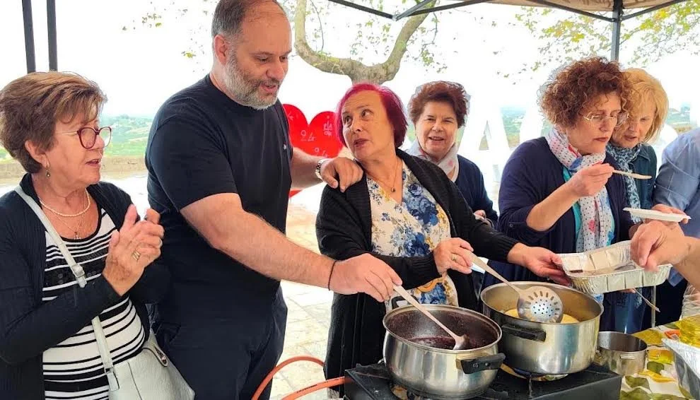 Νάουσα. Λουκουμάδες με γεύση σταφυλιού από το ΚΑΠΗ