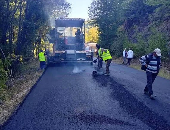 Ασφαλτοστρώσεις στον δρόμο προς 3-5 Πηγάδια