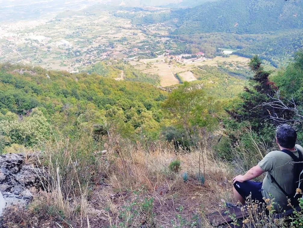 Το παγκάκι με την καλύτερη θέα στα μονοπάτια του Βερμίου