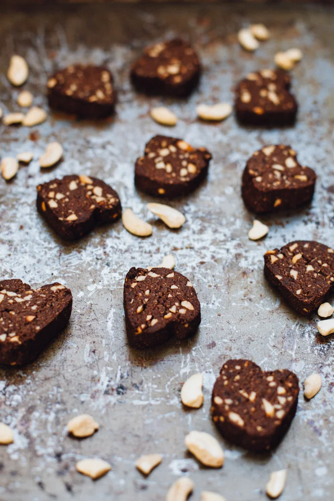 Paleo Cashew Cocoa Shortbread Cookies (vegan, gluten free)