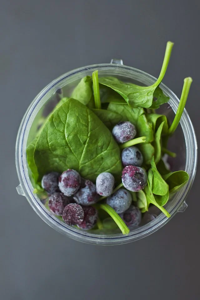 BLUEBERRY SPINACH SUPERFOOD SMOOTHIE (VEGAN)