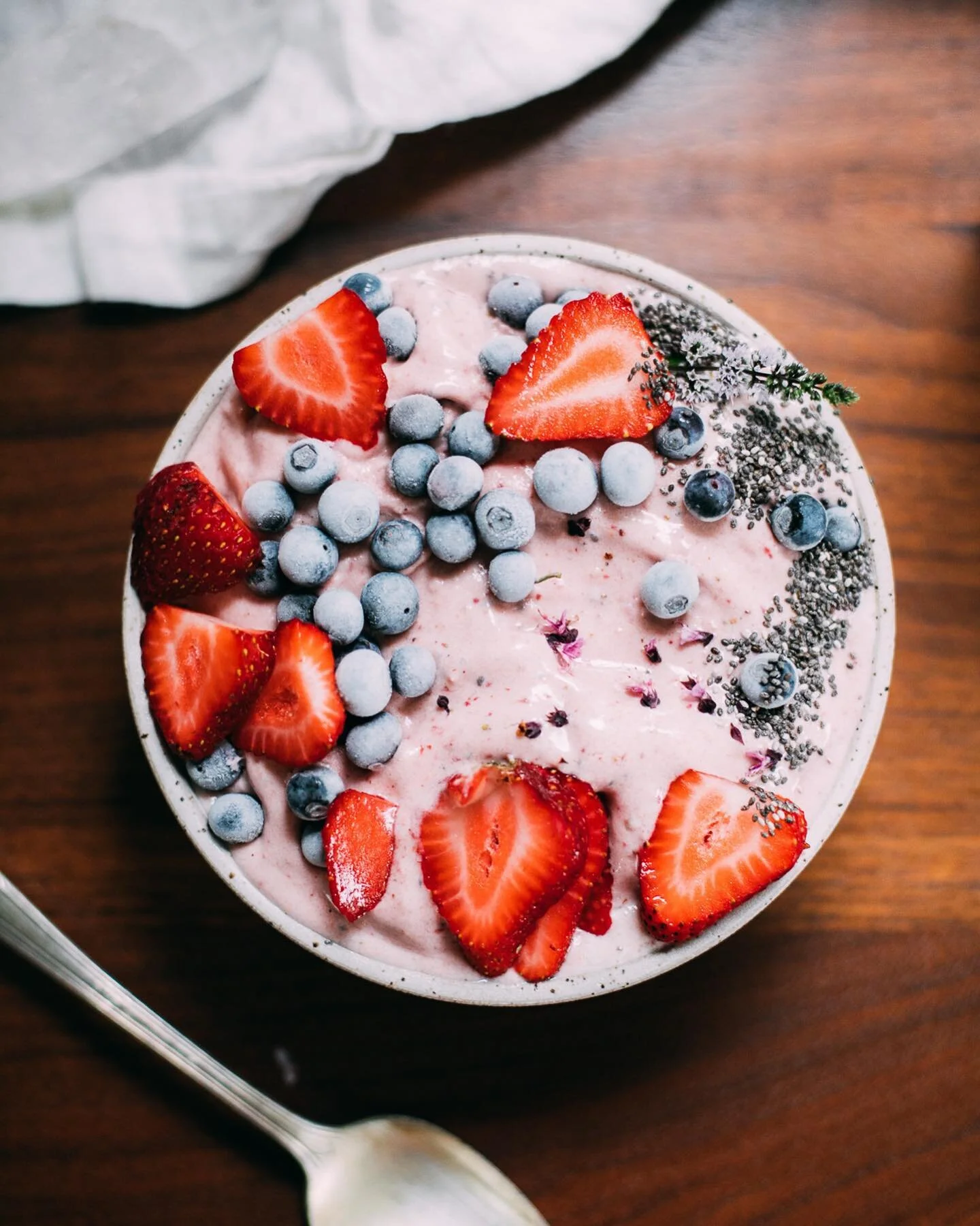 As soon as winter thaws a *tiny bit* 👉🏻 face planting smoothie bowls like it&rsquo;s my job. 

This is a strawberry, coconut, banana smoothie with collagen powder, chia, hemp hearts. Hitting the sweet, ice creamy flavors lately to push my seratonin