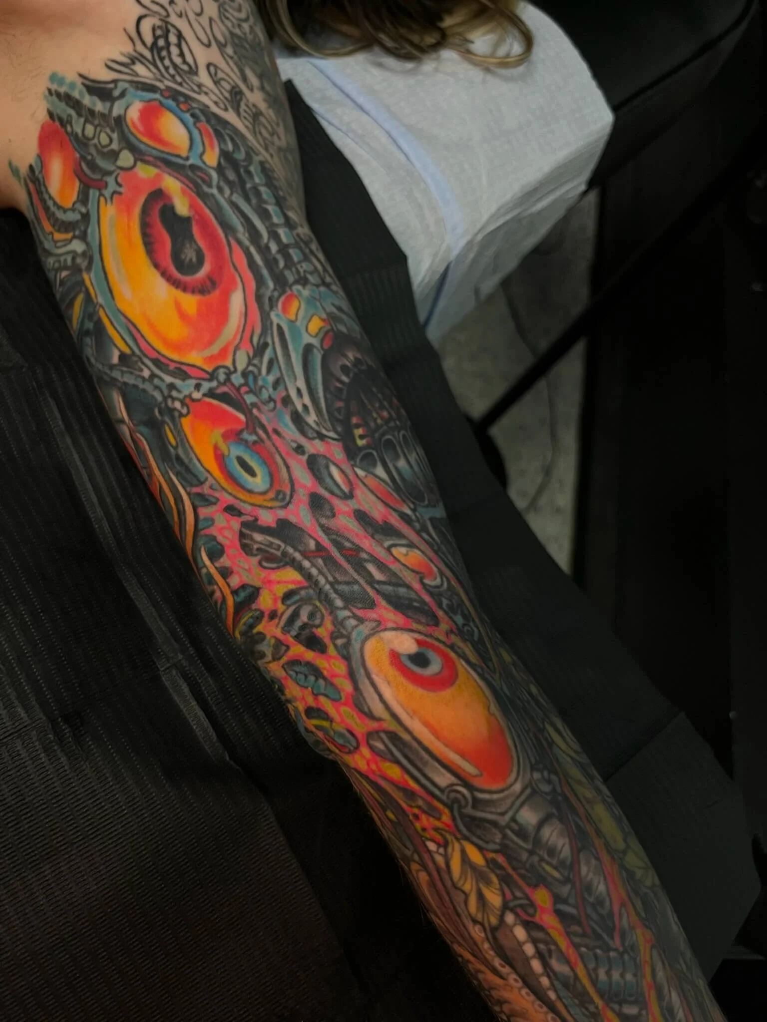 9-biomechanical-eyes-gears-full-sleeve-tattoo-4.jpg.jpg