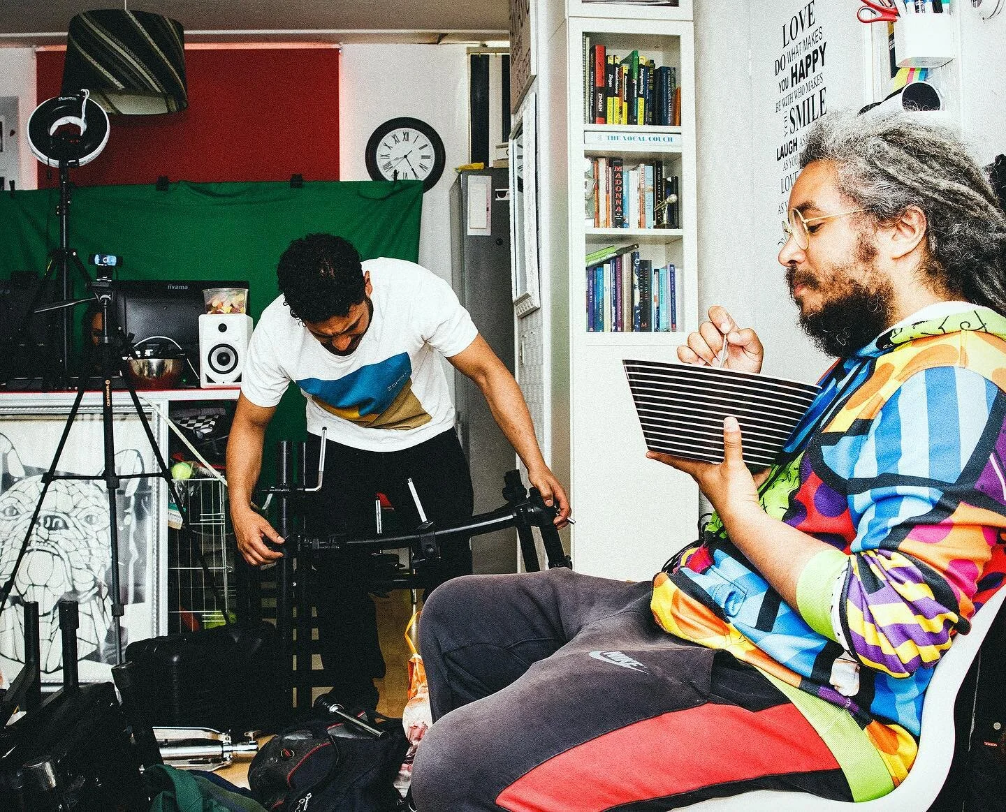 A bit of a messy situation. Hahahahah! Great time playing with the guys. See if you can find @rosita.loth hidden. And, Luigi Pug decided to bite @prosperguitar right before the live stream over ownership dispute of the pedalboard! The doggy was momen