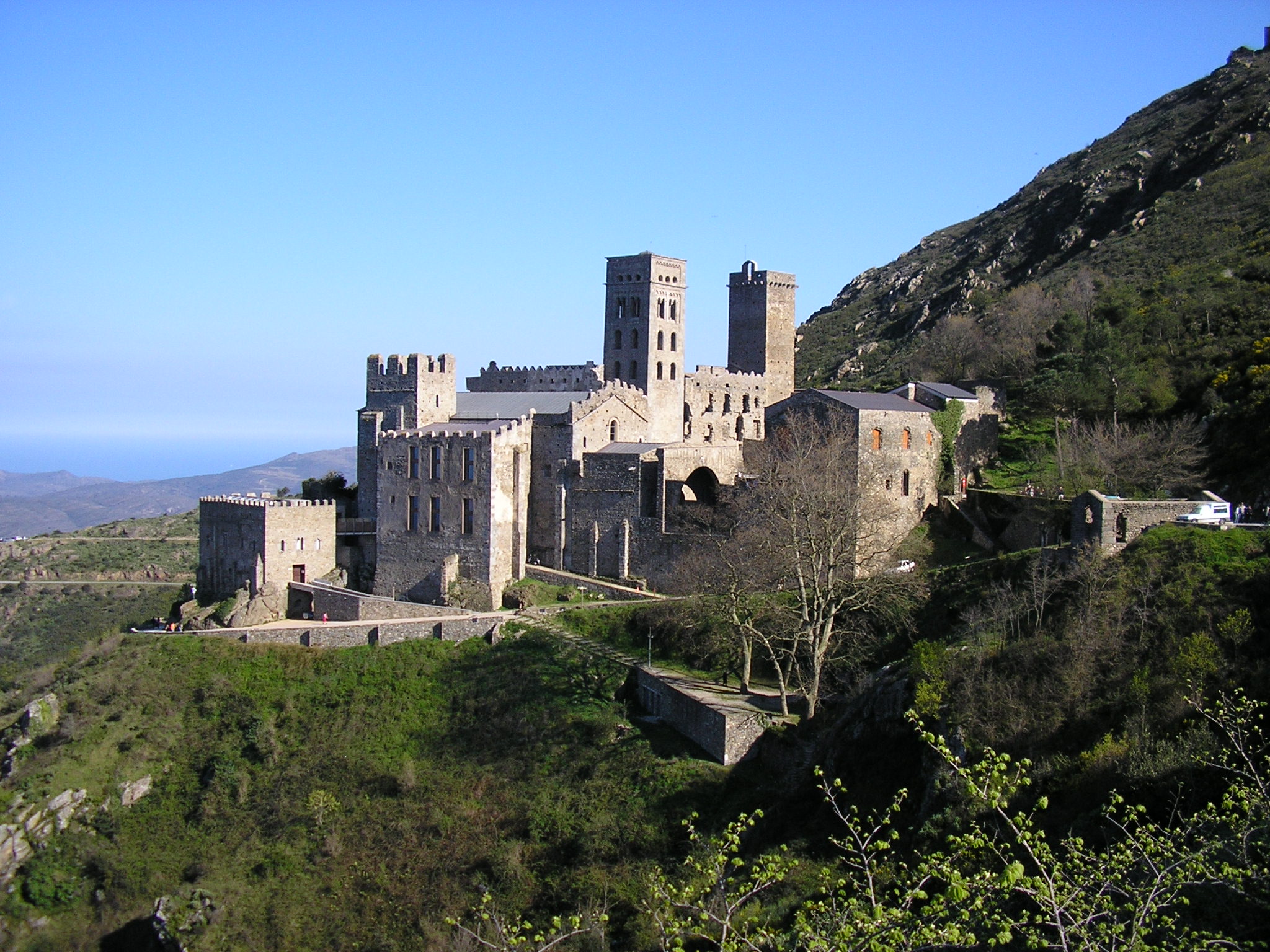Monasterio_de_Sant_Pere_de_Rodes_-_Vista_del_Conjunto.jpg