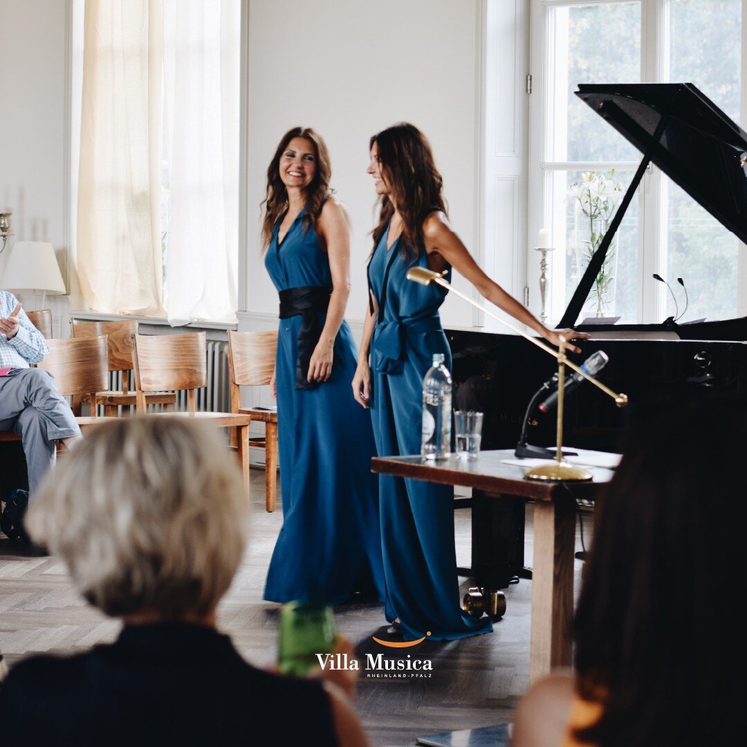 Unser Beethoven-Sonntag:

Die drei fantastischen Franz&ouml;sinnen des @triosora bauten eine Br&uuml;cke zu Clara Schumann. 

Schauspielerin Ilona Schulz erz&auml;hlte im Kinderkonzert die wahre Geschichte von Beethovens St&uuml;ck F&Uuml;R ELISE. 

