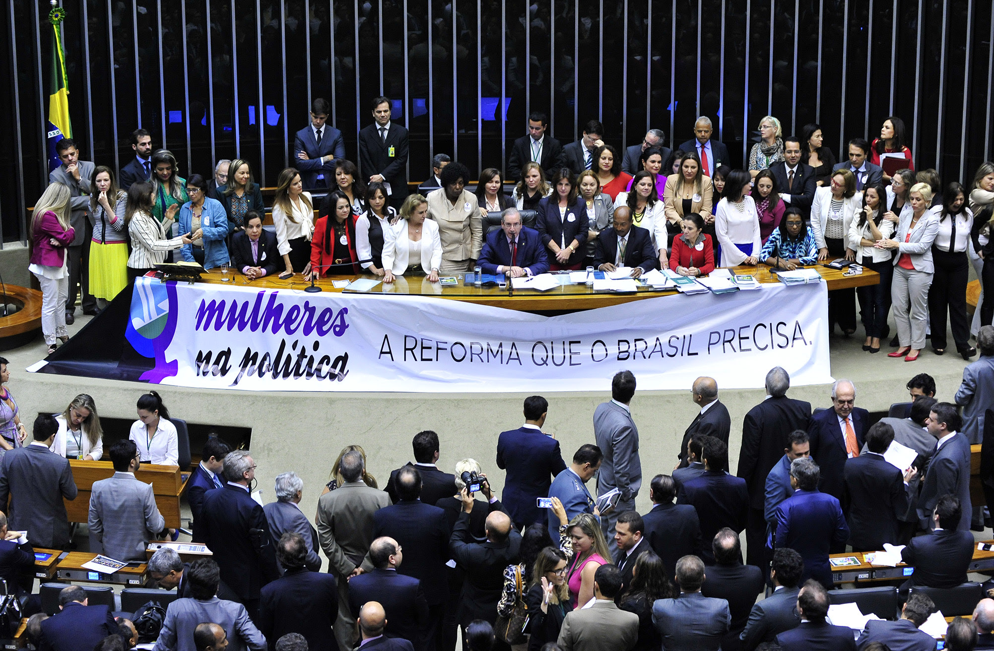 “Women in Politics: The Reform Brazil Needs” – Brazil’s Bancada Feminina (Women’s Caucus) mobilizing on the floor of the Chamber of Deputies during debates over proposed political reforms. ( Luis Macedo/Câmara dos Deputados )