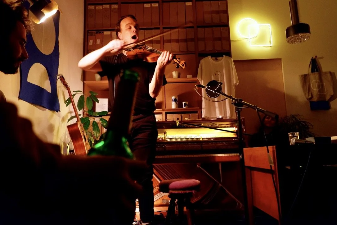  Peter Broderick 