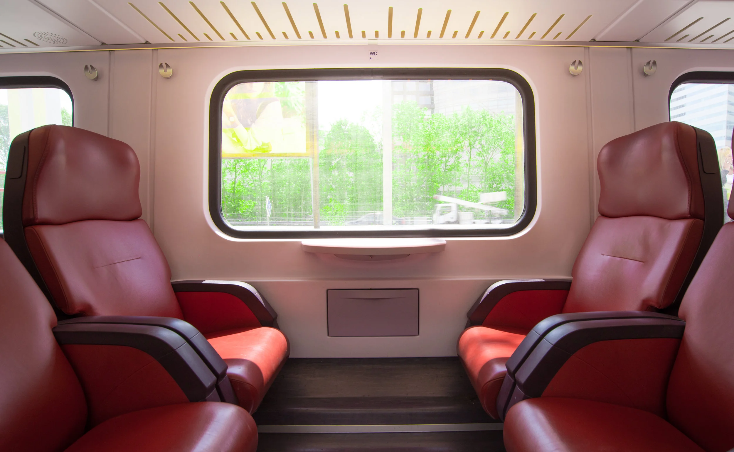 seats-train-window-travel-428614.jpeg