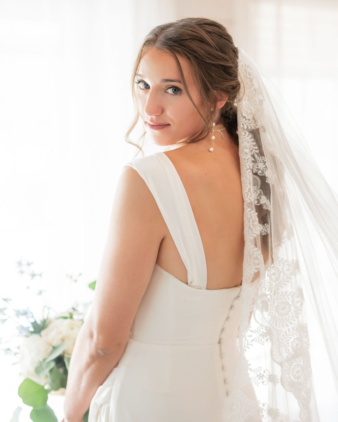 This moment right before walking out the door never gets old. ✨ Our bride looked calm, confident, and totally ready, just soaking in the quiet before the celebration kicked off.

Venue: @thebarnatraccooncreek
Photographer: @britnigirardphoto
Videogra