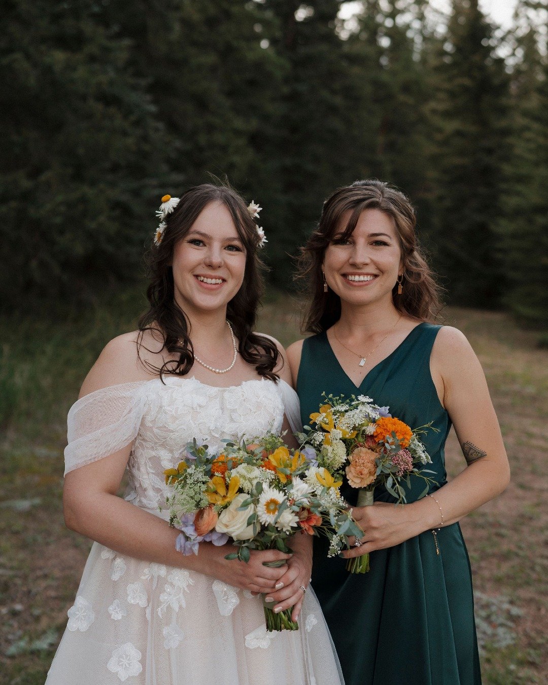 We loved being part of Shelby&rsquo;s morning. Everything felt calm and easy, and her look reflected that, simple, pretty, and totally her. The fresh flowers in her hair were such a sweet touch. 💐

Venue: @wedgewood.mountainviewranch
Photo: @angiewi