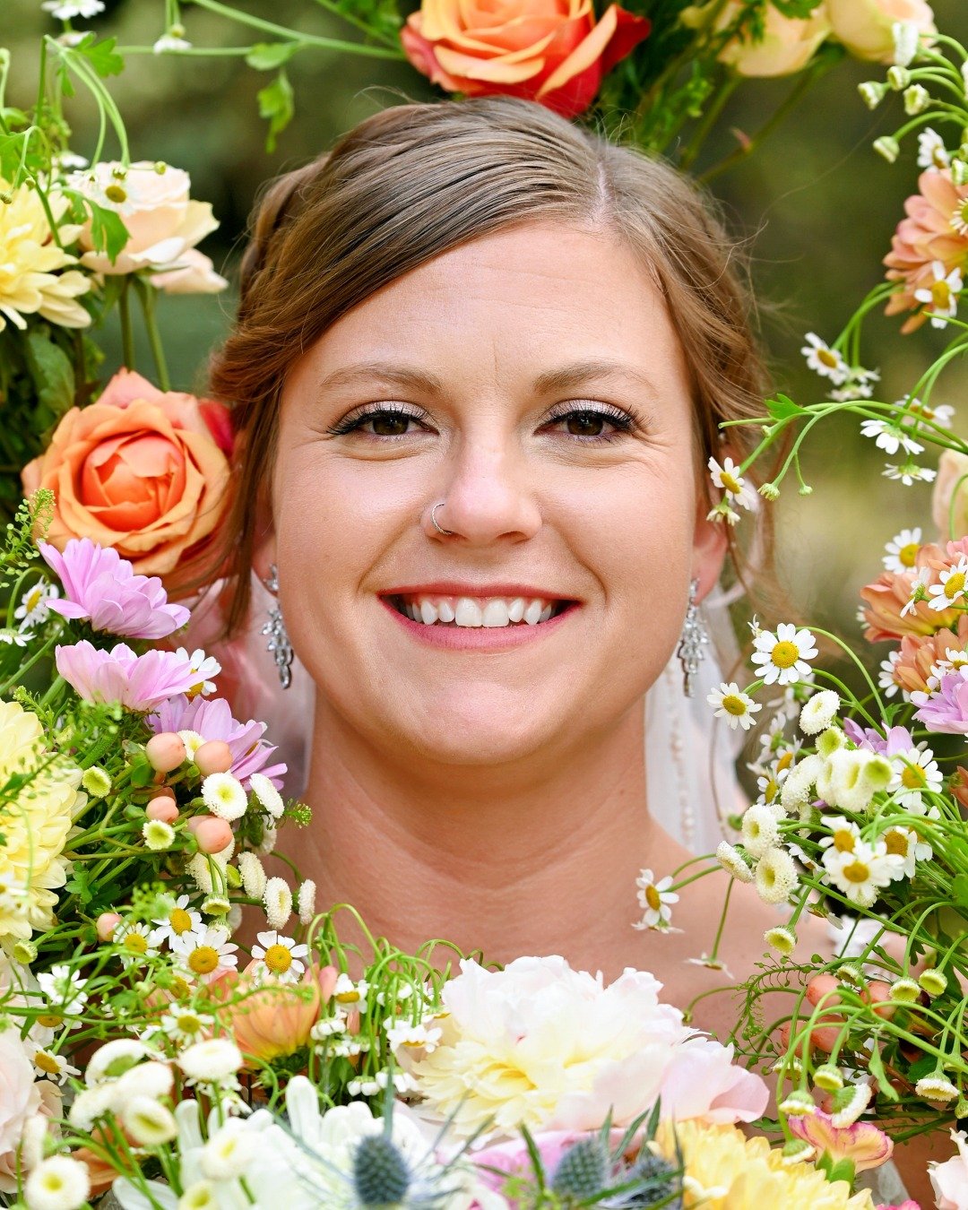 That skin? Glowing. Those eyes? Defined and full of joy. We created a fresh glam look that highlighted every smile and made our bride feel like the best version of herself. 💖

Photographer: @lilyandlimephoto
Venue: @wedgewood.mountainviewranch
Styli