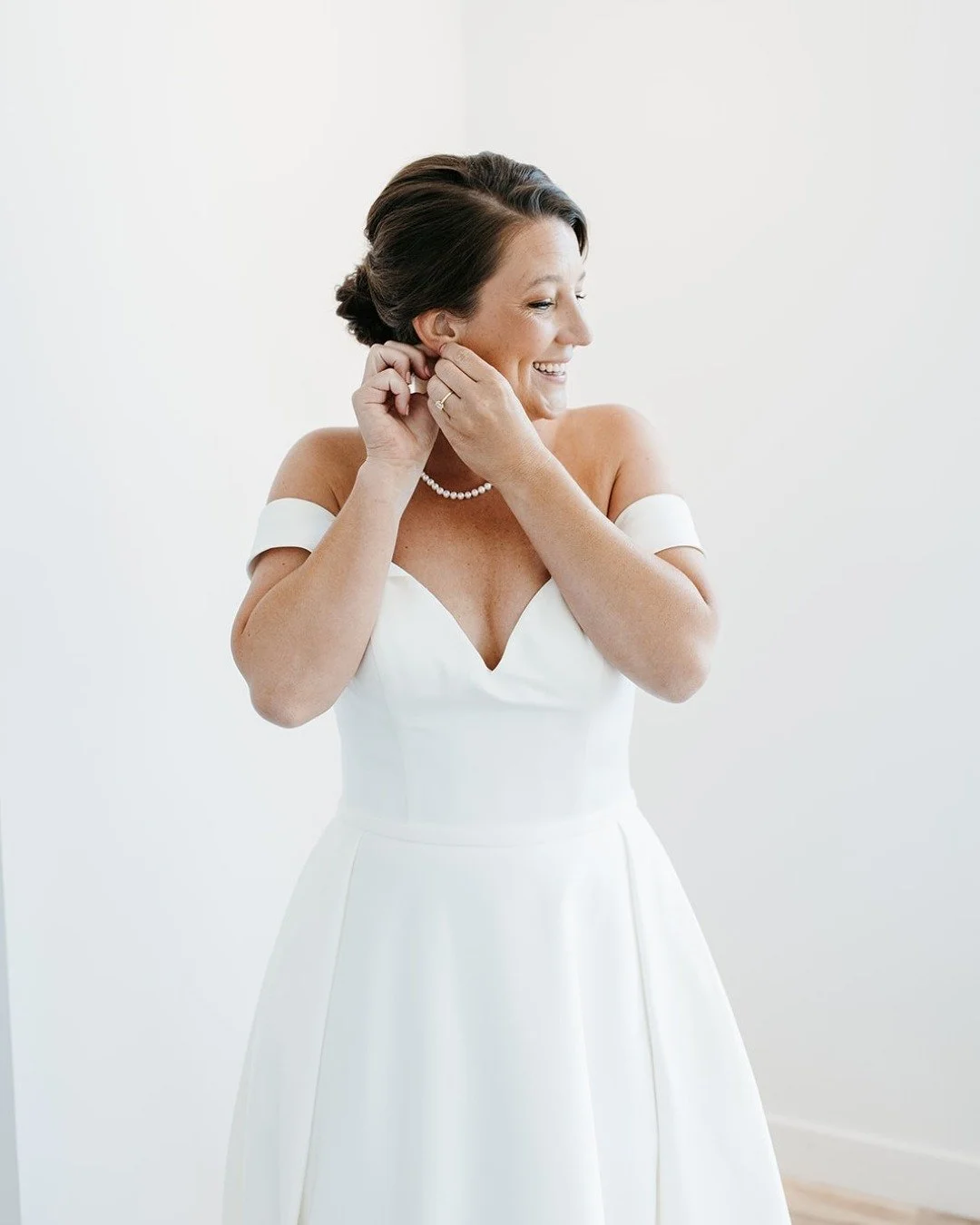Bridal glam doesn&rsquo;t have to be over the top. For our bride, it was all about enhancing her natural beauty in a way that let her shine. 🤍

Want to feel this confident walking down the aisle? Let&rsquo;s chat.

Photographer: @antoinettesmithphot