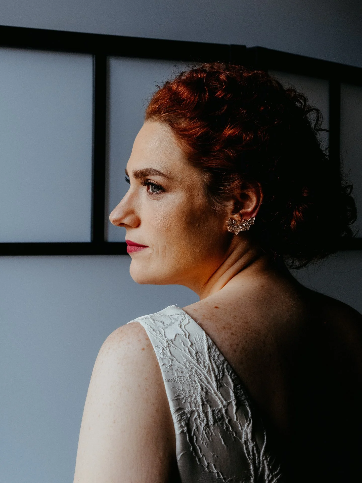 There&rsquo;s a calm glow that happens right before the &ldquo;I do,&rdquo; and our bride wore it perfectly. We created a soft, structured look that enhanced her features and matched the quiet beauty of this moment. 🤍

Your dream look is just a conv