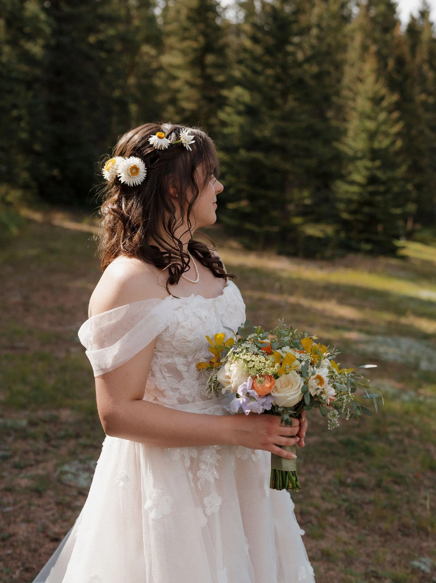 Our bride&rsquo;s floral crown wasn&rsquo;t just pretty. It was personal. We wove delicate daisies into soft waves to frame her face and bring a fresh, romantic feel to her day. 🍃

Makeup: @dasharobertsglam
Hair: @glam5280 @chauntastic
Photo: @angie