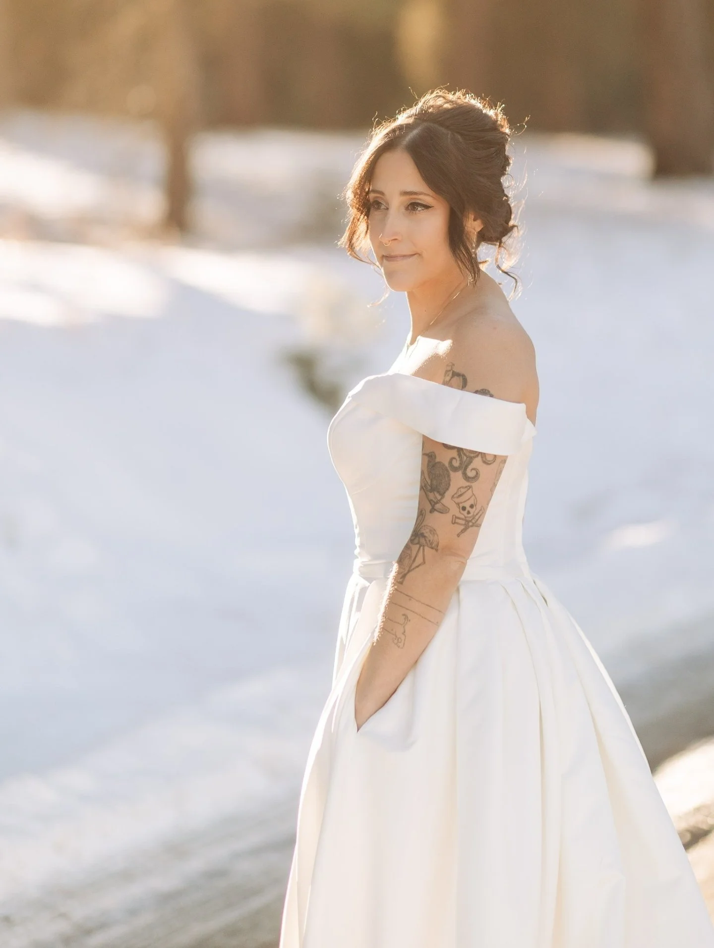 This golden hour moment was something else. We kept our bride&rsquo;s glam super soft and skin-focused, and added just enough texture to her hair with a few loose pieces to frame her face. It felt easy and real, and that&rsquo;s always the goal. ✨

P