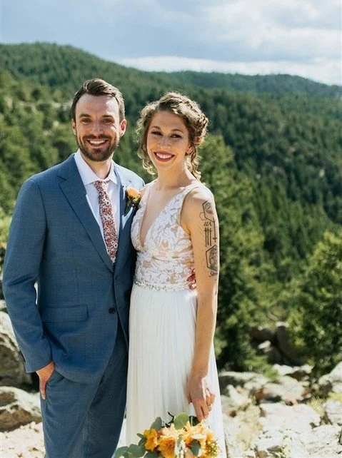 With a braided crown and a luminous complexion, our bride&rsquo;s look was perfectly in sync with the mountain backdrop. Natural, fresh, and totally radiant. ✨

Planner: @micah_urbaneventsco @_urbaneventsco
Photographer: @carlyromeoandco
Venue: @hote