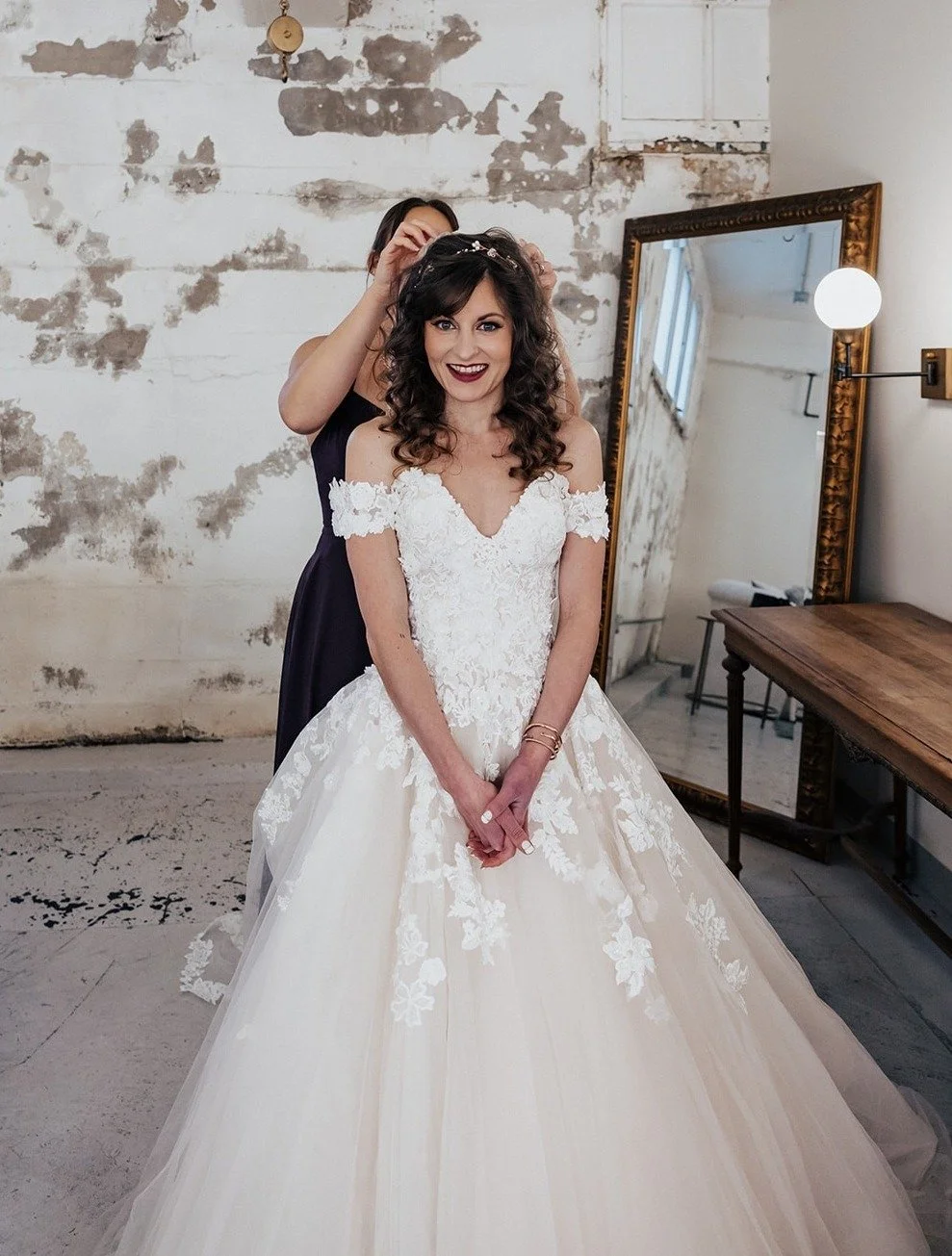 Our bride was glowing during this sweet behind-the-scenes moment, with soft curls, bold lips, and a touch of sparkle as the final detail. Every part of her look felt classic and full of personality, just like her. 💖

Tag a bride-to-be who&rsquo;d lo