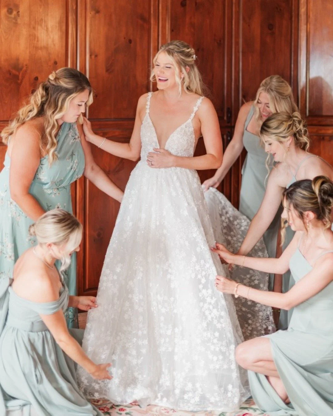 Every detail came together: lace, styled hair, light makeup, and the calm that comes when you're truly ready. Our bride and her girls looked incredible for all the right reasons. 🌿

Couple: @too_poole4skool @jakiracofe
Venue: @crookedwillowevents
Pl