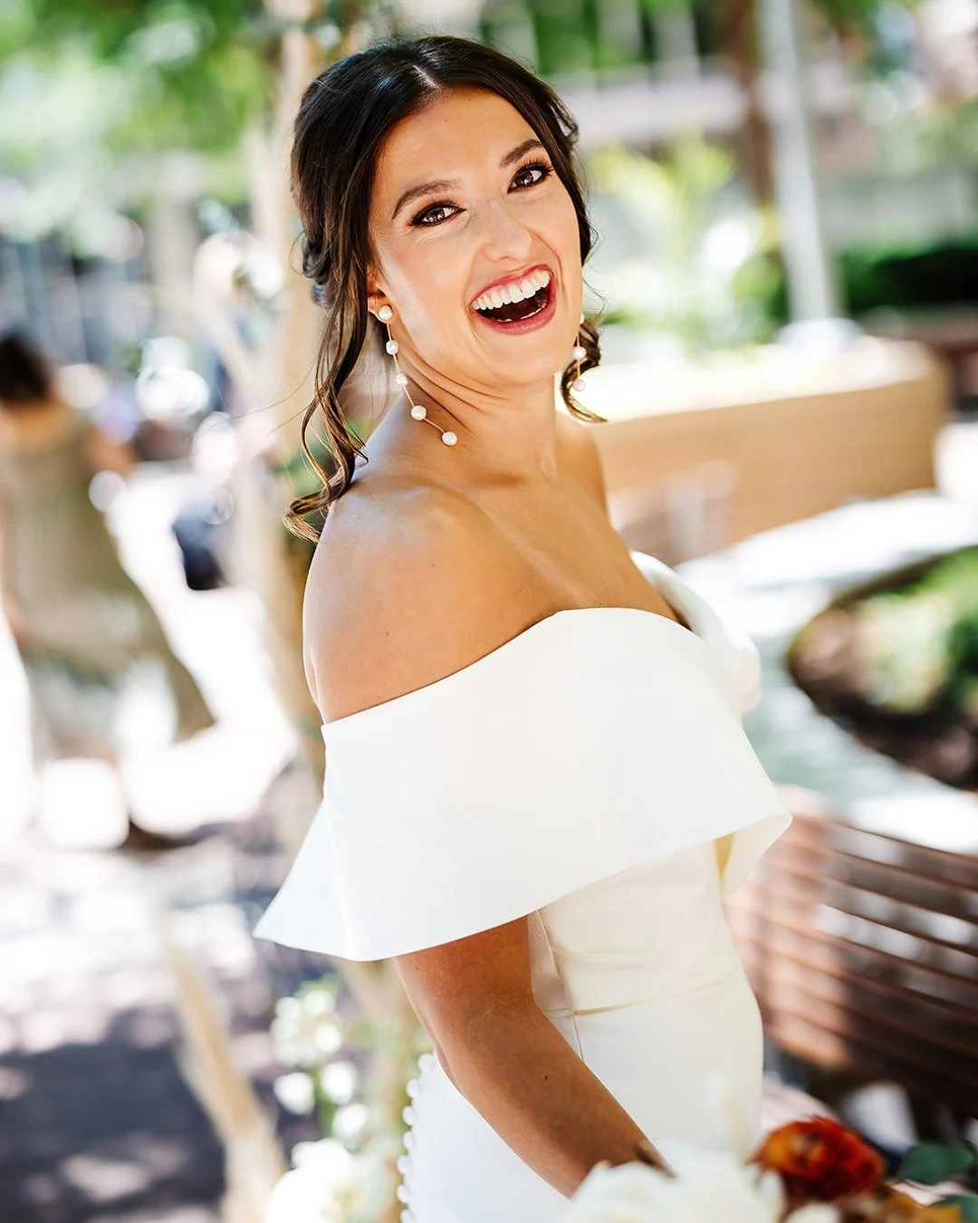 Not every look needs to be soft and subtle. This one delivered just the right amount of impact. Clean lines, polished skin, and makeup that let personality take the spotlight. 💫

Want a look that feels like you at your very best? Let&rsquo;s talk gl