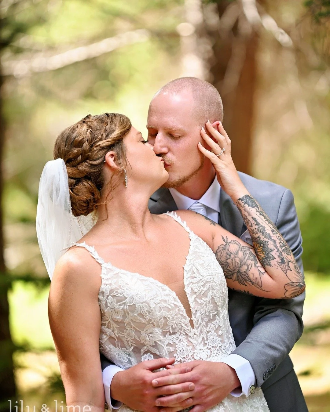 Our favorite kind of beauty? The kind that can move with our bride through kisses, happy tears, and every moment in between. 💕

Photographer: @lilyandlimephoto
Venue: @wedgewood.mountainviewranch
Stylists: @chauntastic @madisonshairmakeup

#bridalha
