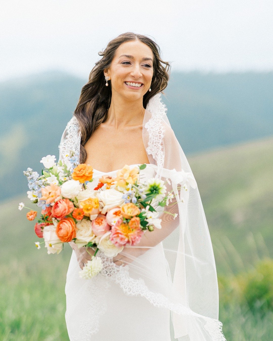 For outdoor weddings, soft, flexible beauty just works. Our bride&rsquo;s waves were styled to move naturally, and her makeup was just enough to glow in every frame. ✨

Photographer: @taylornicolephotography_
Stylists: @chauntastic @the_co_beautyther