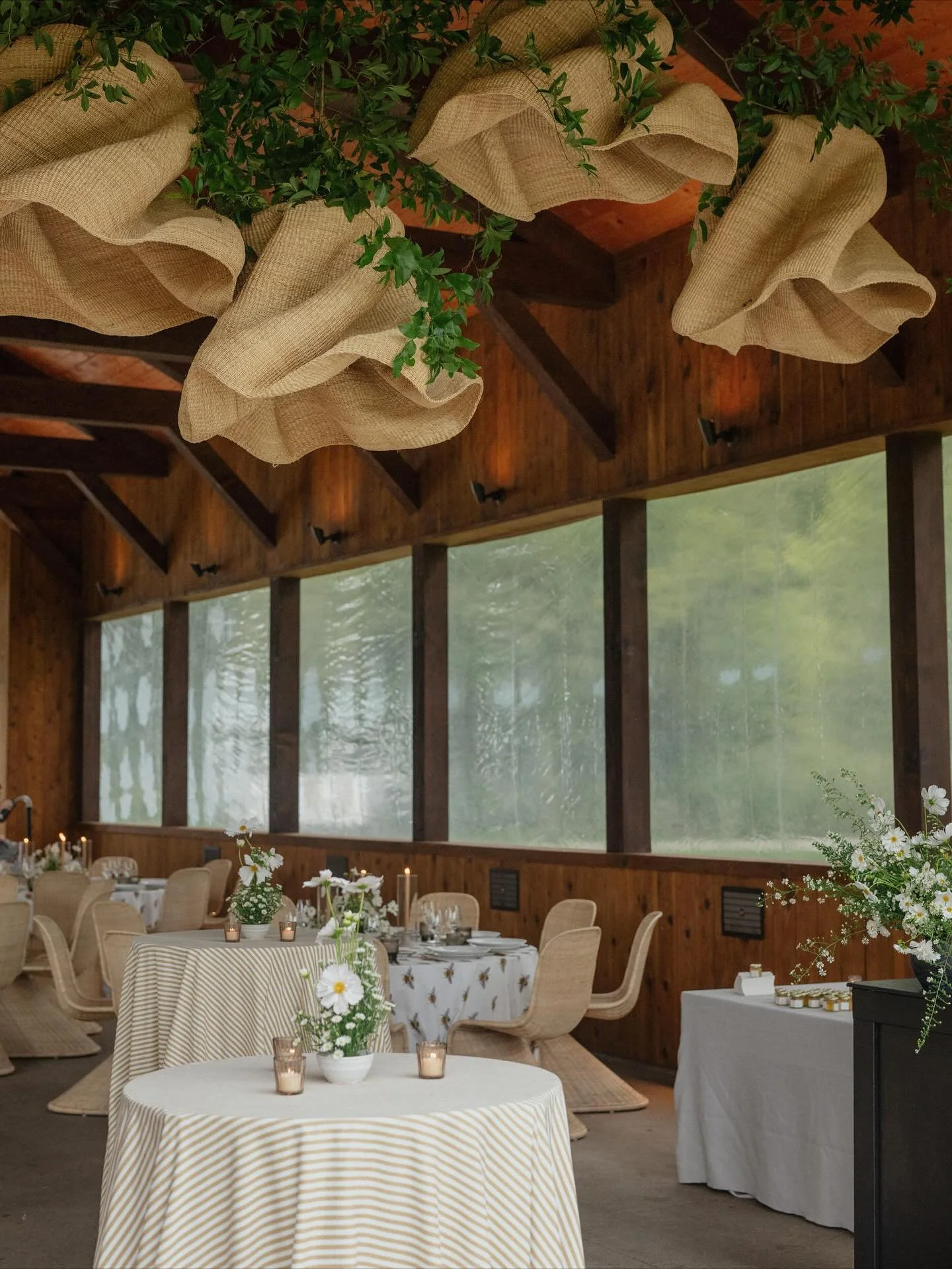 Inspired by the bees 🐝 &mdash; from the delicate bee-print linens to the warm honey tones, every detail at this @southalltn corporate dinner celebrated nature and community. Design that truly sweetened the night 🤍 
⠀⠀⠀⠀⠀⠀⠀⠀⠀
Photos: @brocoffphotogr