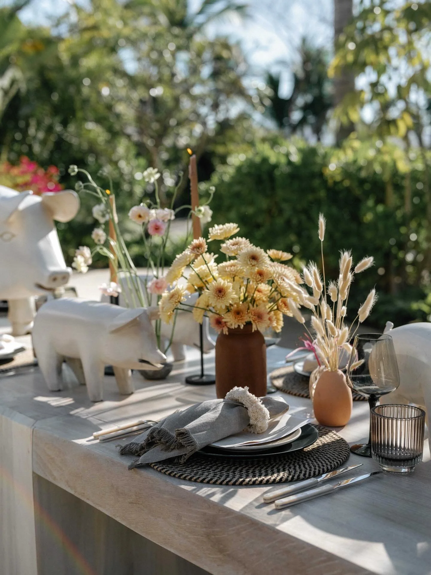 Still obsessed with how this turned out! 
⠀⠀⠀⠀⠀⠀⠀⠀⠀
And sometimes the best things happen on accident. I didn&rsquo;t plan for a table with pigs down the center but in the end it struck the perfect balance between playful and something elevated. And i