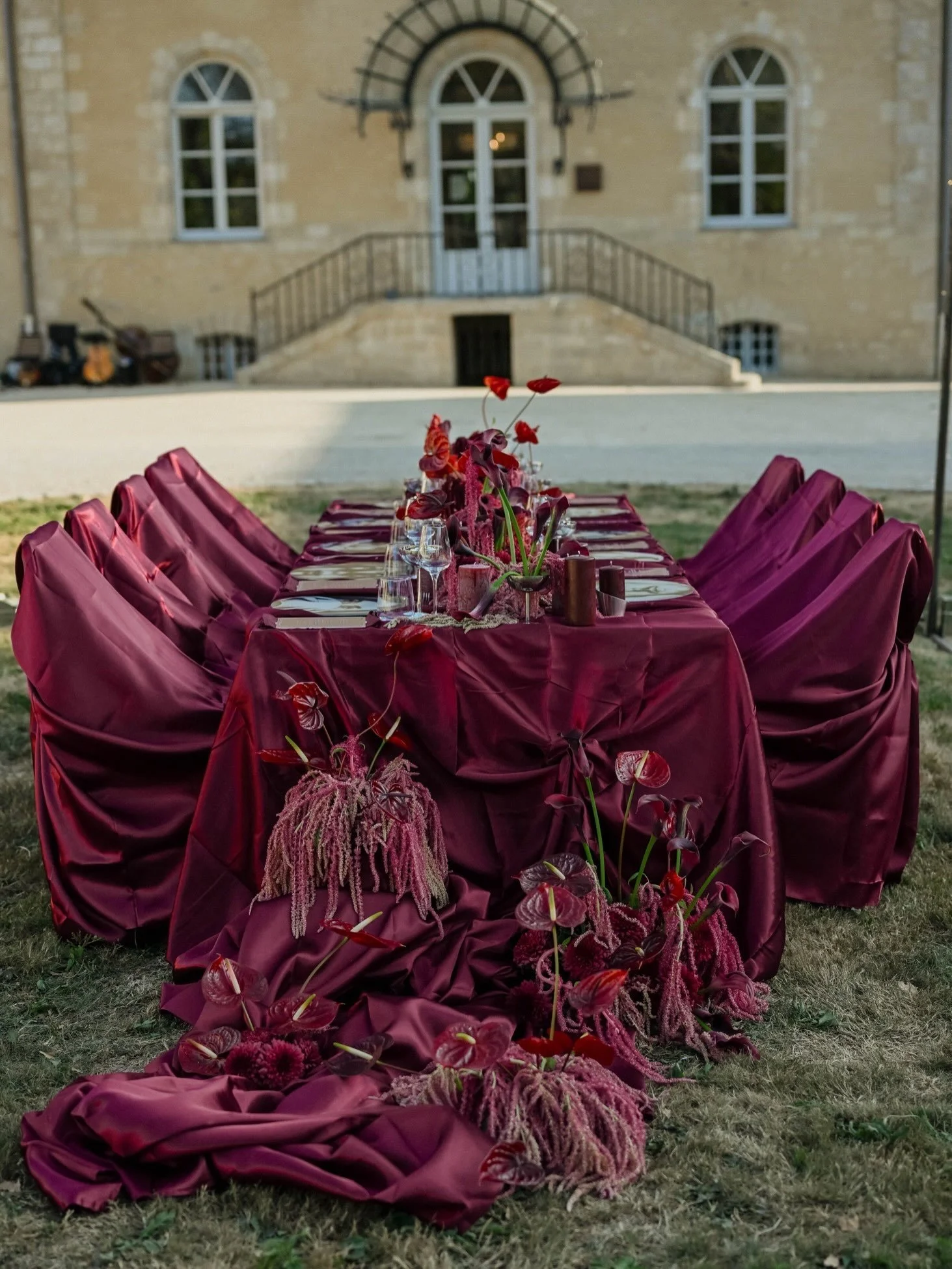 An evening in red❤️ 

We wanted this dinner to feel immersive, bringing rich color and layered details to every part of the table. Including everyone&rsquo;s faces on the chargers 👀 I must say, I&rsquo;m pretty darn happy with what we pulled off in 