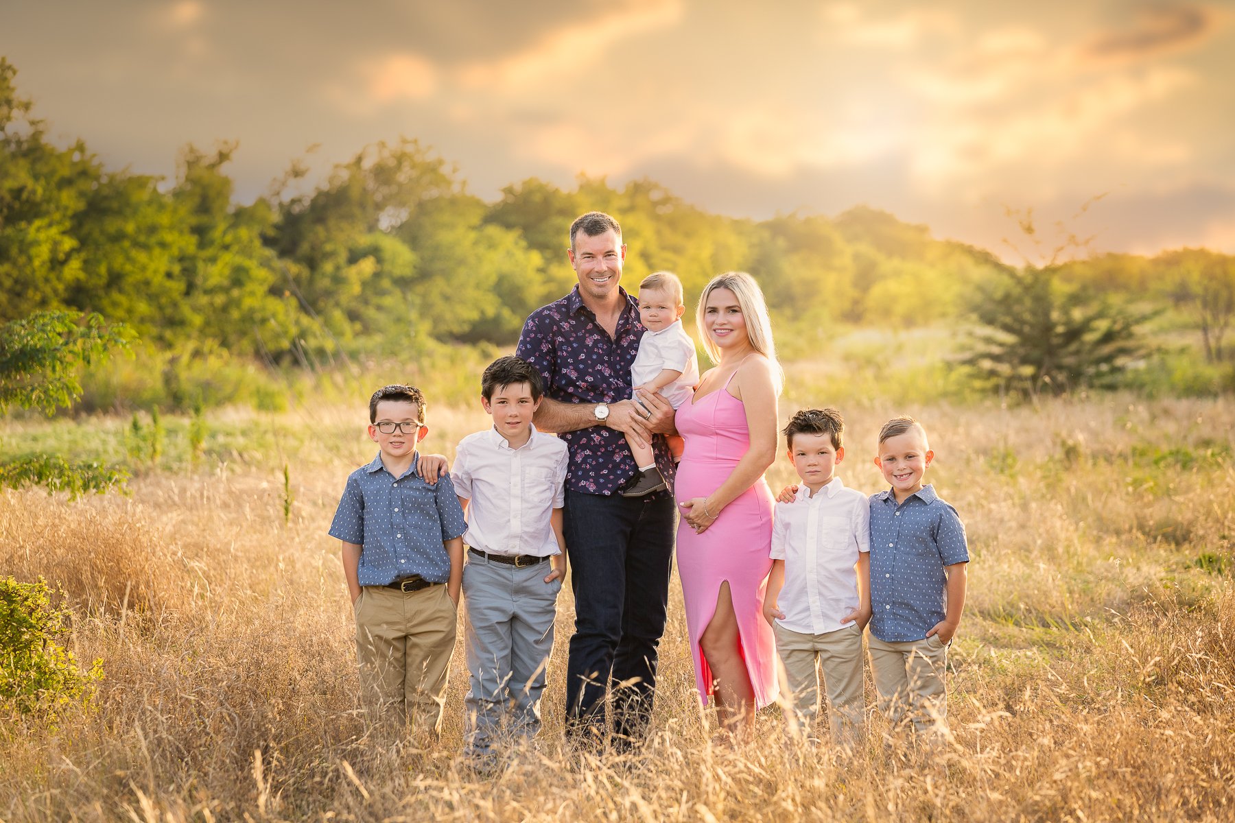 Fort Worth photographer family portraits in a field