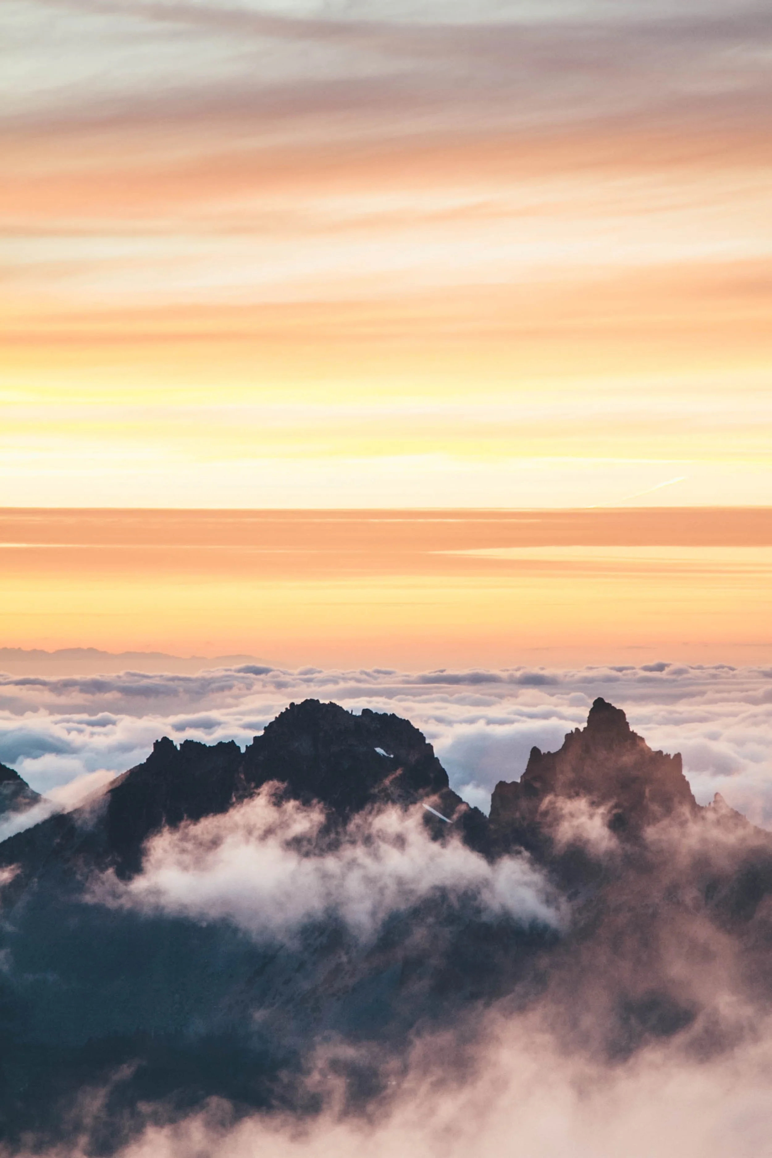 sunrise_pacific_northwest_mountains_photo-1498278854500-7c206daa073b.jpg