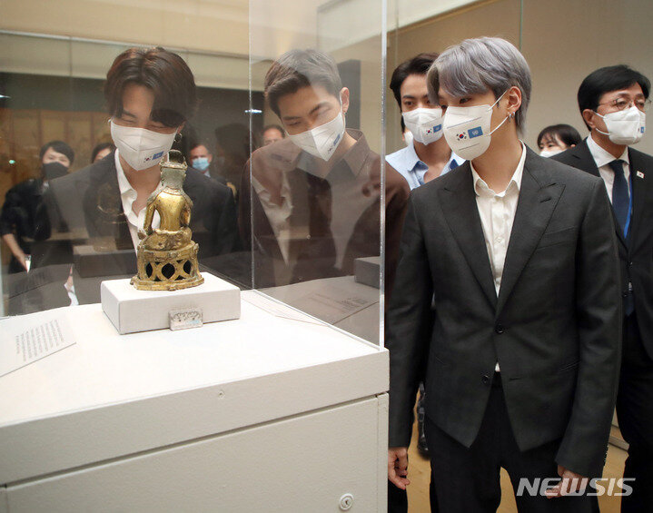 PHOTOS] BTS at the MET Museum (SEPT 2021) — US BTS ARMY