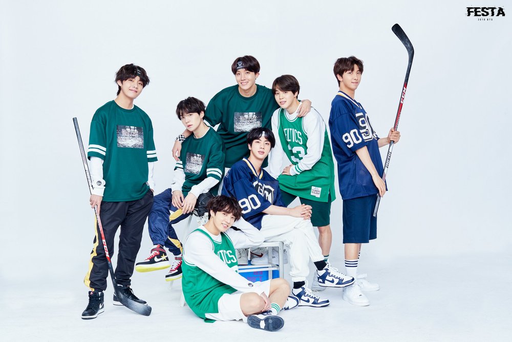 2018-BTS-FESTA-Hockey-Family-Portrait-BTS1.jpg
