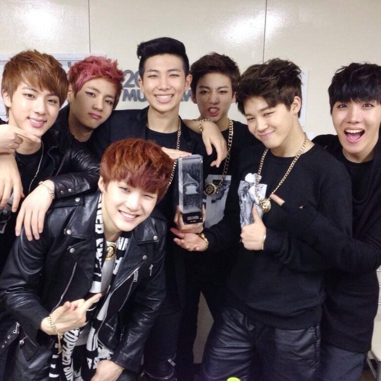 BTS Wins The 2013 Rookie Of The Year Award at Melon Music Awards — US ...